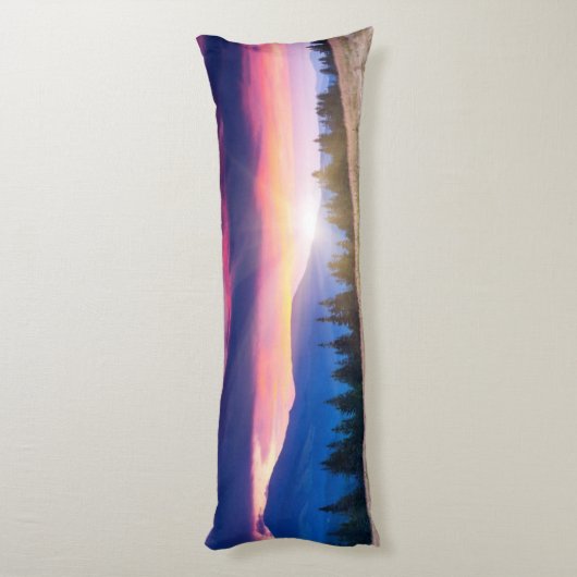 Het landschap van de grote bergen onder de ochtend lichaamskussen (Achterkant (Verticaal))