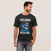 Het lassen is als het naaien met het ontwerp van d t-shirt (Voorkant volledig)