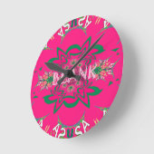 Het lege monogram van de baby levendige roze ronde klok (Hoek)