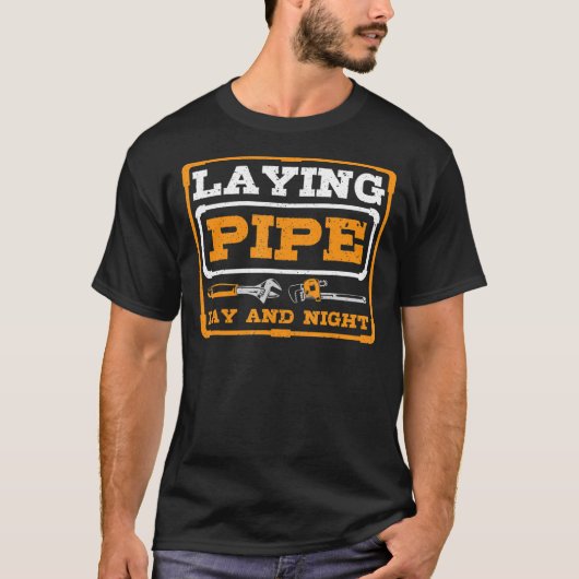 Het leggen van pijp dag en nacht loodgieterswerk t-shirt (Voorkant)