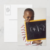 Het leren rekenkunde. 4-jarige jongen die een briefkaart (Voorkant / Achterkant)