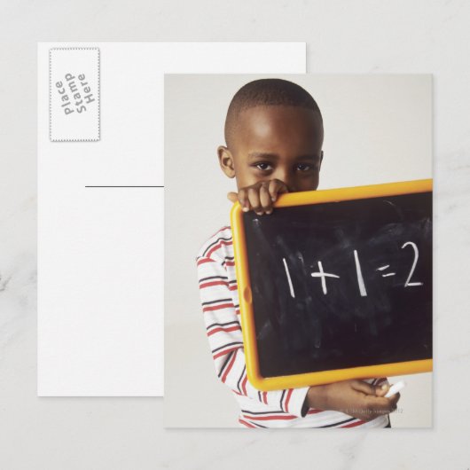 Het leren rekenkunde. 4-jarige jongen die een briefkaart (Voorkant / Achterkant)