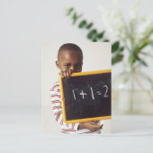 Het leren rekenkunde. 4-jarige jongen die een briefkaart (Staand voorkant)