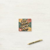Het leven begint aan het einde van je comfortzone post-it® notes (Op bureau)
