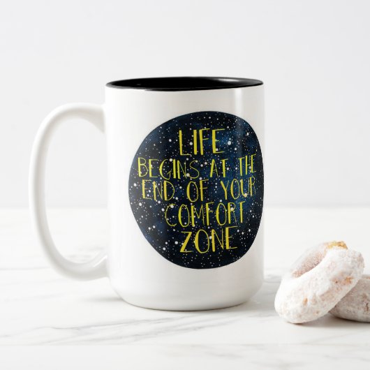 Het leven begint aan het einde van uw Comfort Zone Tweekleurige Koffiemok (Met donut)