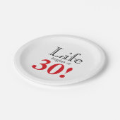 Het leven begint bij 30 kersenrode en zwarte coole papieren bordje (Gekanteld)