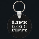 Het leven begint bij 50 Funny Birthday sleutelhang Sleutelhanger<br><div class="desc">Het leven begint bij 50 grappige 50e verjaardag ronde sleutelhanger. Fun citeert een sleutelketen voor vijftig jaar oude mannen en vrouwen. Verander dienovereenkomstig het leeftijdsjaar. Faded typografische vormgeving met aangepaste leeftijd. Voeg je eigen aangepast nummer toe. Koele verrassing Een cadeauidee van een feest op Birthday voor legendarische vader, vader, echtgenoot,...</div>