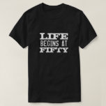 Het leven begint bij 50 Funny quote 50th Birthday  T-shirt<br><div class="desc">Het leven begint op 50 grappige 50ste verjaardag in shirt. Fun citeert t-shirt voor vijftig jaar oude mannen en vrouwen. Verander dienovereenkomstig het leeftijdsjaar. Faded typografische vormgeving met aangepaste leeftijd. Voeg je eigen aangepast nummer toe. Koele verrassing Een cadeauidee van een feest op Birthday voor legendarische vader, vader, echtgenoot, oom,...</div>