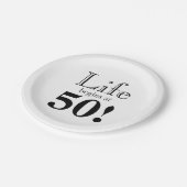 Het leven begint bij 50 zwarte coole retro lettert papieren bordje (Gekanteld)