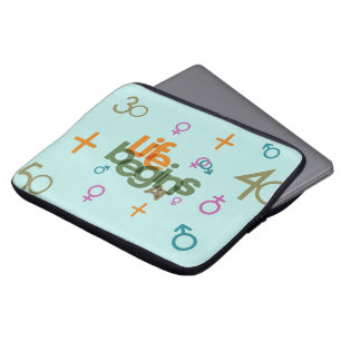 Het leven begint bij (aanpassen) Laptophoes van Laptop Sleeve