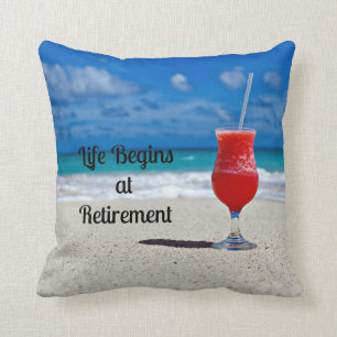 Het leven begint bij Pensioen-Koude Drink op Beach Kussen