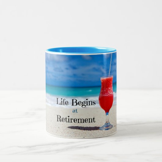 Het leven begint bij pensionering tweekleurige koffiemok (Center)