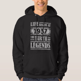 Het leven begint in 1937 met de geboorte van de 84 hoodie