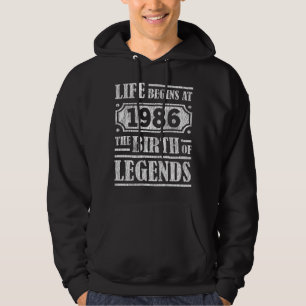 Het leven begint in 1986 met de geboorte van de 35 hoodie