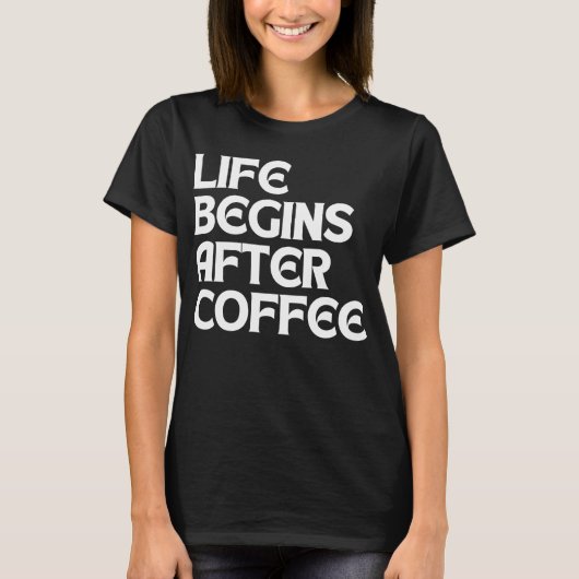 HET LEVEN BEGINT NA DE COFFIE T-SHIRT (Voorkant)
