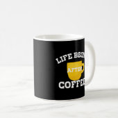 Het leven begint na de koffie Basic Dark Koffiemok (Voorkant rechts)
