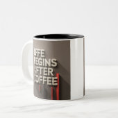 "Het leven begint na de koffie" Tweekleurige Koffiemok (Voorkant links)
