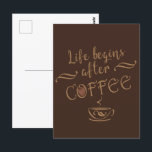 Het leven begint na koffie grappige drinker cafeïn briefkaart<br><div class="desc">Krijg je cafeïne-fix met dit grappige tekstontwerp voor koffieliefhebbers. Kies dit grappige cadeau voor iedereen die niet genoeg kan krijgen van zijn favoriete drankje uit de cafetaria. Deze grafische afbeelding is perfect als je een koffieliefhebber bent, en ook als je iemand in je leven hebt die van koffie houdt, is...</div>