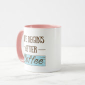 Het leven begint na koffie grappige drinker cafeïn mok (Voorkant links)