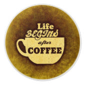 Het leven begint na koffie keramische knop (Voorkant)