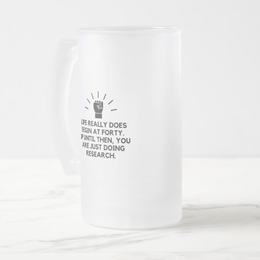 Het leven begint om 40 uur matglas bierpul (Voorkant links)