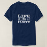 Het leven begint op 40 Funny 40th Birthday shirt<br><div class="desc">Het leven begint op 40 grappige 40ste verjaardag in shirt. Fun quote t-shirt voor veertig jaar oude mannen en vrouwen. Verander dienovereenkomstig het leeftijdsjaar. Faded typografische vormgeving met aangepaste leeftijd. Voeg je eigen aangepast nummer toe. Koele verrassing Een cadeauidee van een Birthday-feest voor legendarische vader, vader, echtgenoot, oom, opa, broer,...</div>