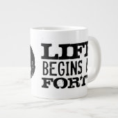 Het leven begint op 40 grappige 40ste verjaardag g grote koffiekop (Voorkant rechts)