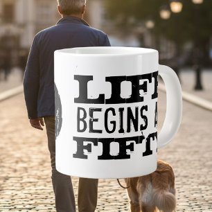 Het leven begint op 50 grappige 50ste verjaardag j grote koffiekop