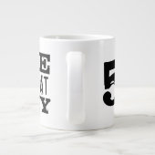 Het leven begint op 50 grappige 50ste verjaardag j grote koffiekop (Achterkant)