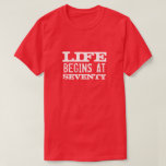 Het leven begint op 70 Funny 70th Birthday shirt<br><div class="desc">Het leven begint op 70 grappige 70ste verjaardag in shirt. Fun citeert t-shirt voor zeventig jaar oude mannen en vrouwen. Verander dienovereenkomstig het leeftijdsjaar. Faded typografische vormgeving met aangepaste leeftijd. Voeg je eigen aangepast nummer toe. Verbaasd cadeauidee van het Birthday-feest voor legendarische vader, moeder, vader, echtgenoot, oom, opa, oma, broer,...</div>