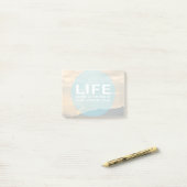 Het leven begint post-it® notes (Op bureau)