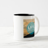Het leven begint tweekleurige koffiemok (Voorkant rechts)