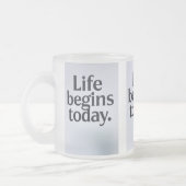 Het leven begint vandaag matglas koffiemok (Links)