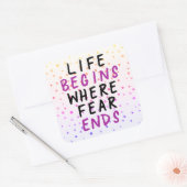Het leven begint waar angst eindigt Motivatie cita Vierkante Sticker (Envelop)