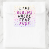 Het leven begint waar angst eindigt Motivatie cita Vierkante Sticker (Tas)