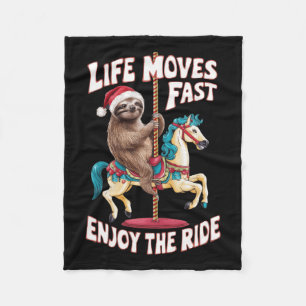 Het leven beweegt snel luiaard op carrousel paard fleece deken
