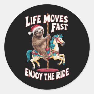 Het leven beweegt snel luiaard op carrousel paard ronde sticker