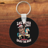 Het leven beweegt snel luiaard op carrousel paard  sleutelhanger (Voorkant)