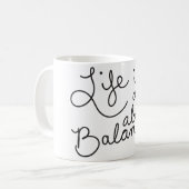 Het leven draait allemaal om het evenwicht tussen  koffiemok (Voorkant links)