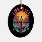 Het leven draait om balans paddleboarder op SUP Pa Keramisch Ornament (Rechts)