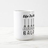 Het leven draait om evenwicht en motivatie inspira magische mok (Midden)