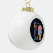 Het leven gaat niet alleen over Wiskunde. Er is oo Keramische Bal Ornament (Links)