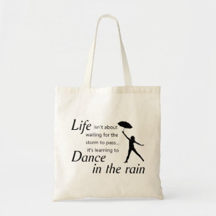 Het leven gaat niet over wachten.. Citaat Tote Bag