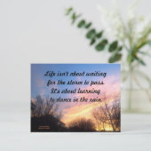 HET LEVEN GAAT NIET OVER WACHTEN OP BRIEFKAART (Staand voorkant)