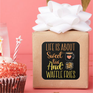 Het leven gaat over zoete thee en wafelfrietjes gr vierkante sticker