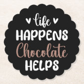Het leven gebeurt chocolade helpt positiviteit typ kartonnen onderzetters (Voorkant)