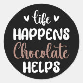 Het leven gebeurt chocolade helpt positiviteit typ ronde sticker (Voorkant)