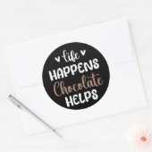 Het leven gebeurt chocolade helpt positiviteit typ ronde sticker (Envelop)
