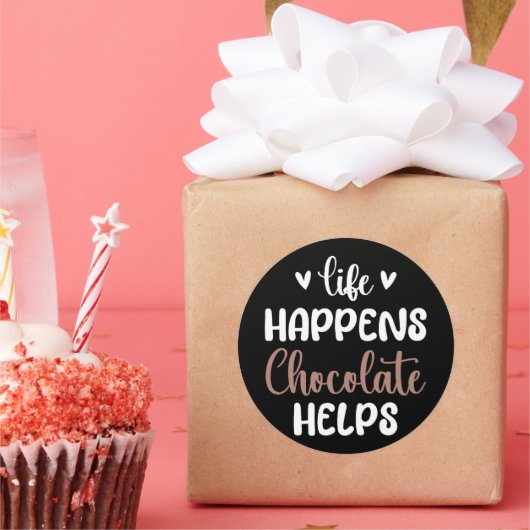Het leven gebeurt chocolade helpt positiviteit typ ronde sticker (Feest)