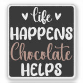 Het leven gebeurt chocolade helpt positiviteit typ sticker (Voorkant)